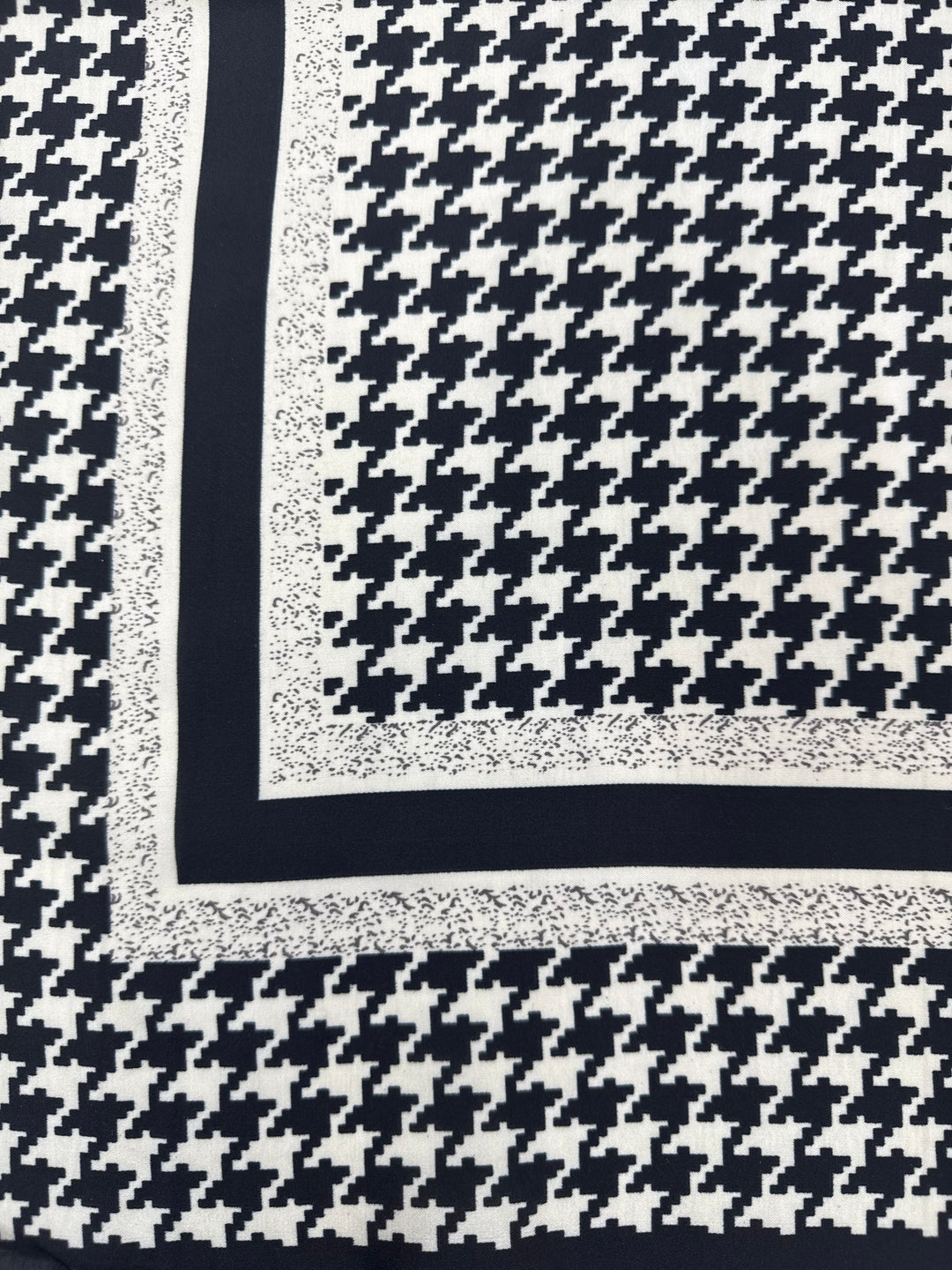 Dogtooth Print Neck Scarf