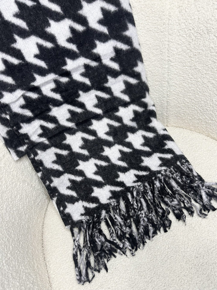 Chunky Black & White Dogtooth Scarf 8093