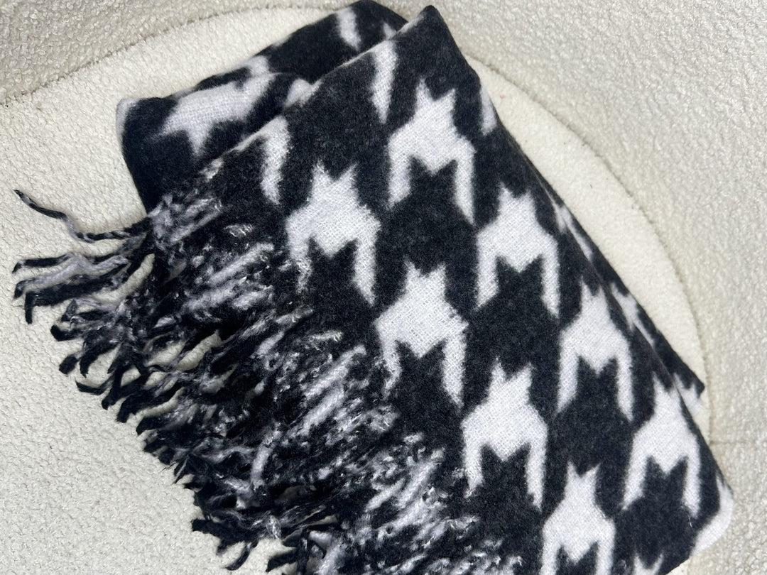 Chunky Black & White Dogtooth Scarf 8093