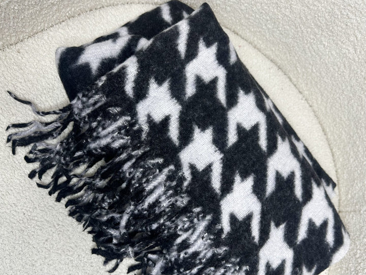 Chunky Black & White Dogtooth Scarf 8093