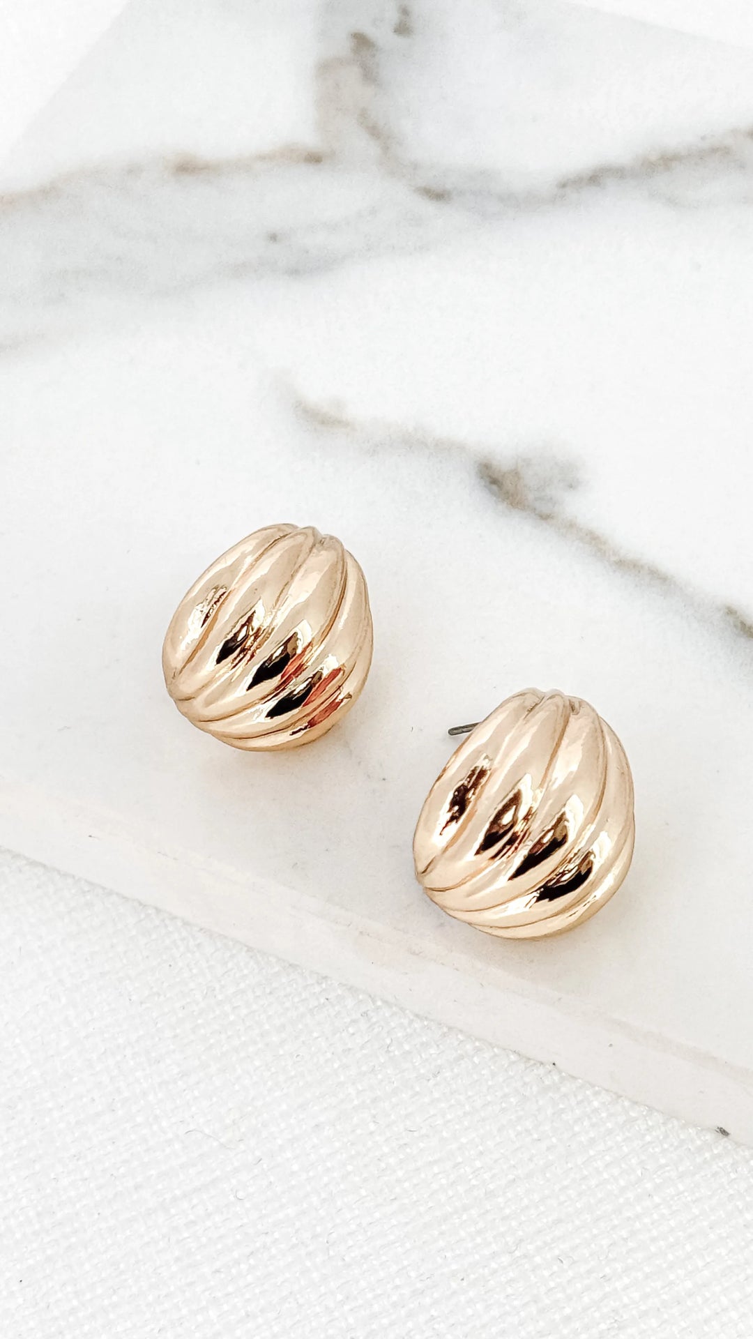 Ribbed Curved Droplet Earring (2 Colours)